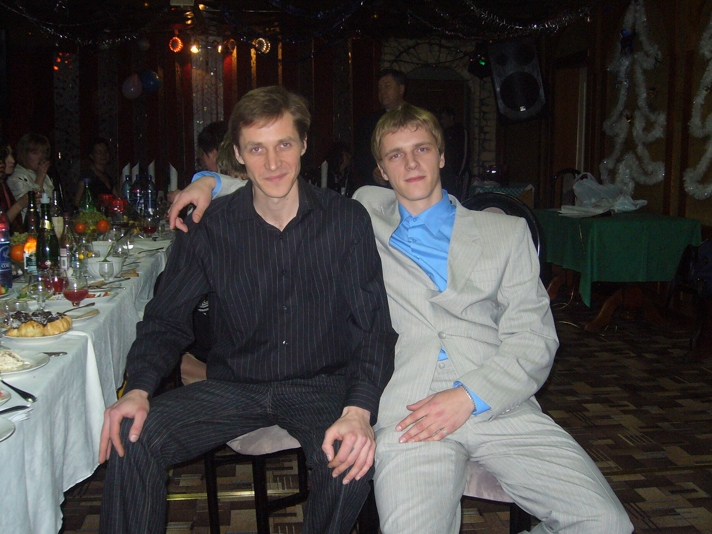 Догги стиліндегі жалаңаш әйелдер Шағын фотосуреттердегі жас қыздар